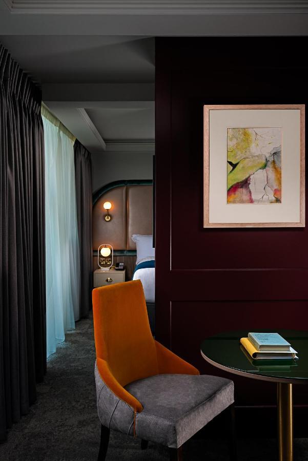 The Savoy Hotel Limerick Ngoại thất bức ảnh A suite at the hotel