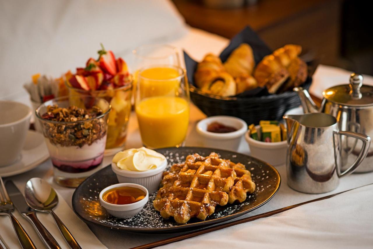 The Savoy Hotel Limerick Ngoại thất bức ảnh A breakfast at the hotel