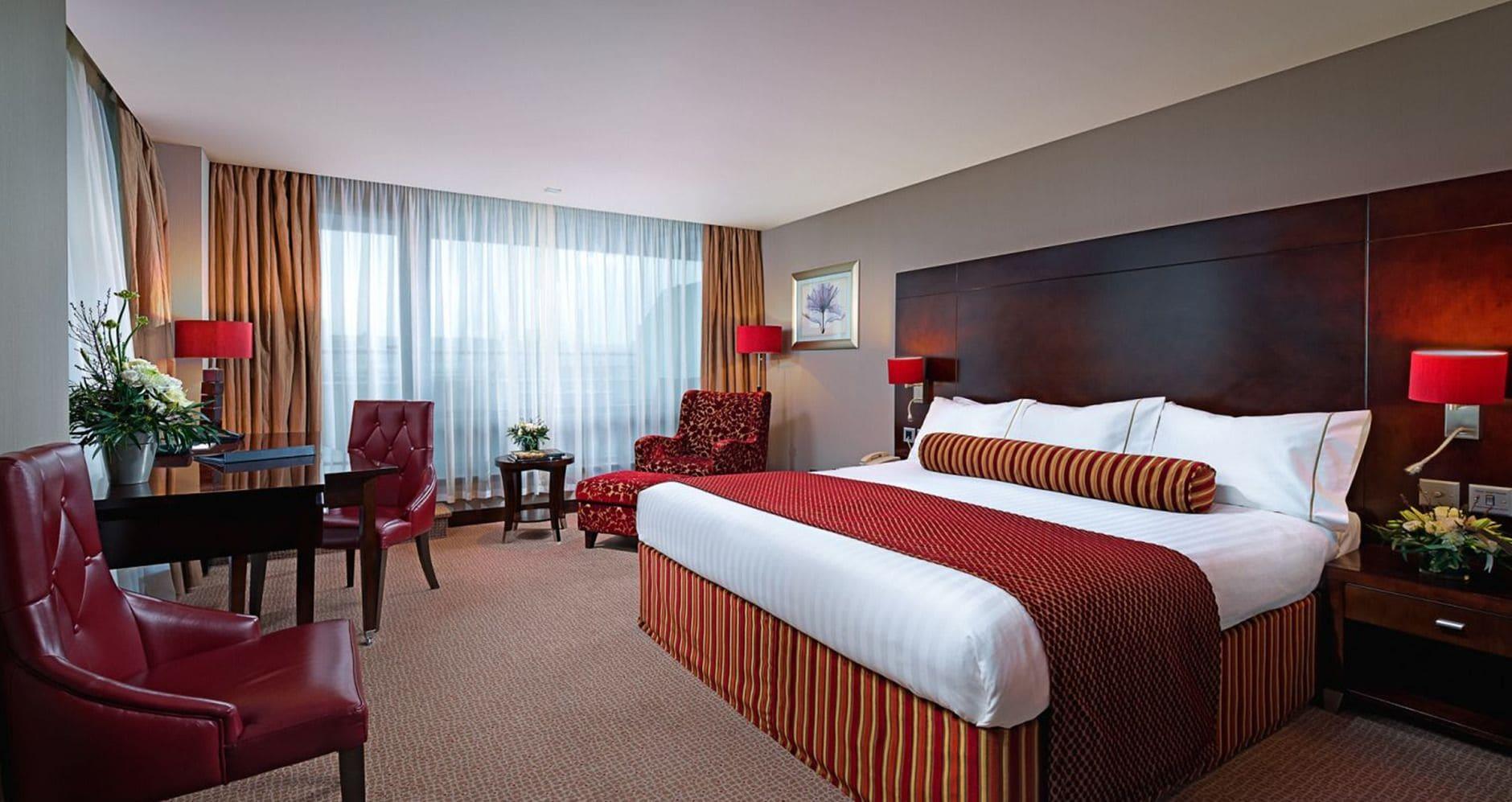 The Savoy Hotel Limerick Ngoại thất bức ảnh A bedroom at the Hilton London Heathrow