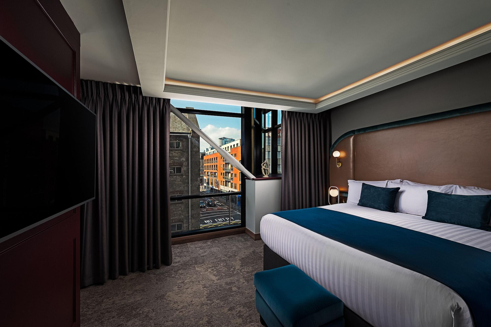 The Savoy Hotel Limerick Ngoại thất bức ảnh A bedroom at the hotel