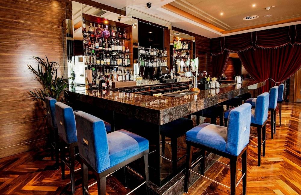 The Savoy Hotel Limerick Ngoại thất bức ảnh The bar at the hotel