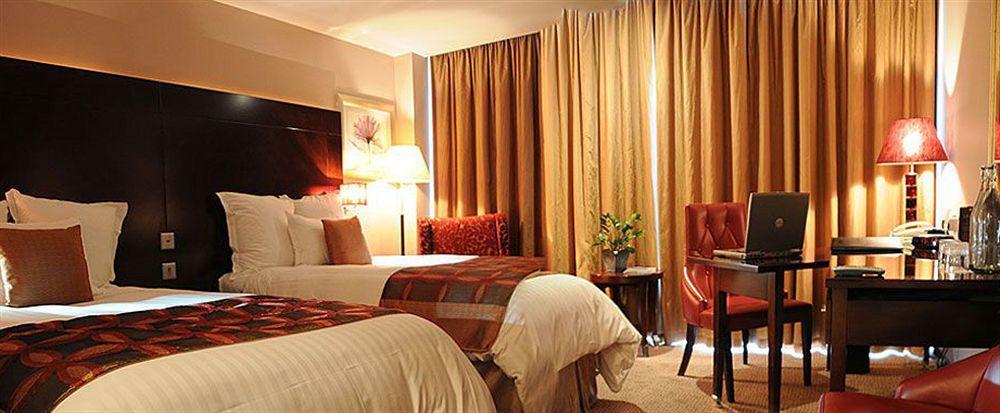 The Savoy Hotel Limerick Ngoại thất bức ảnh A room at the hotel