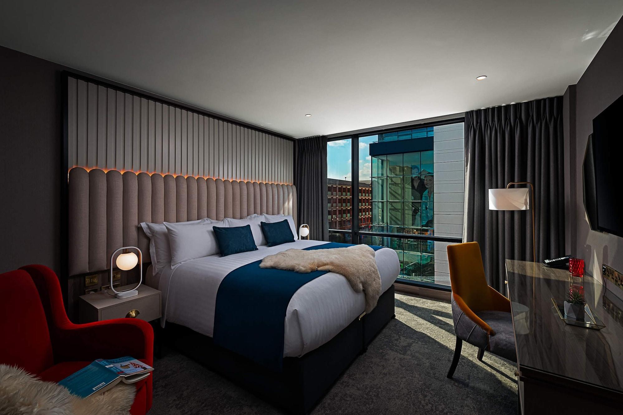 The Savoy Hotel Limerick Ngoại thất bức ảnh A bedroom at the hotel
