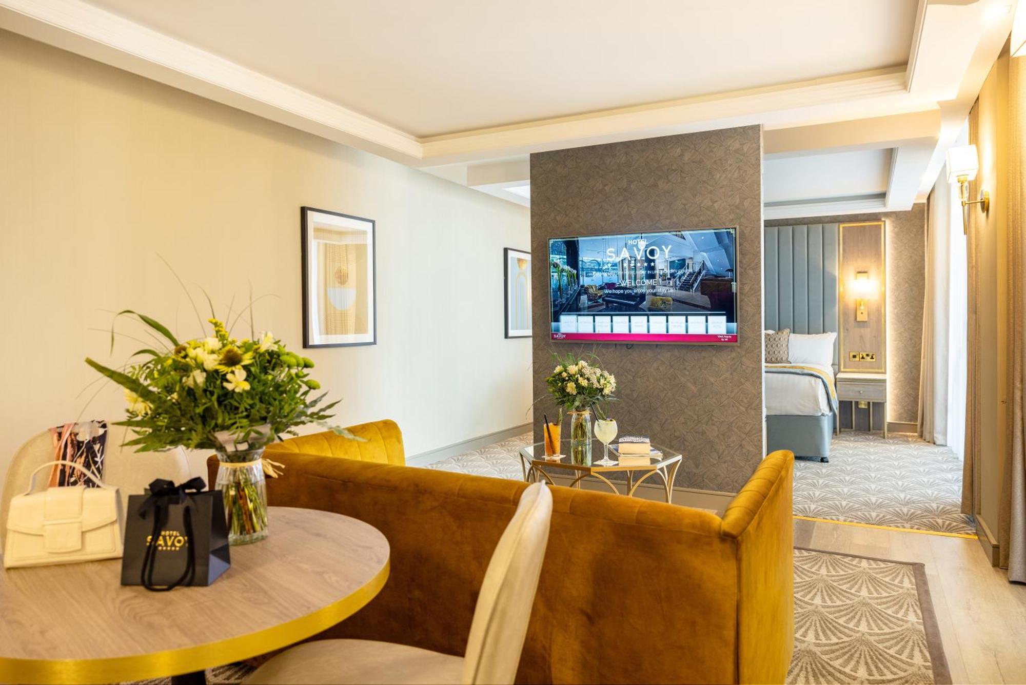 The Savoy Hotel Limerick Ngoại thất bức ảnh A suite at the hotel