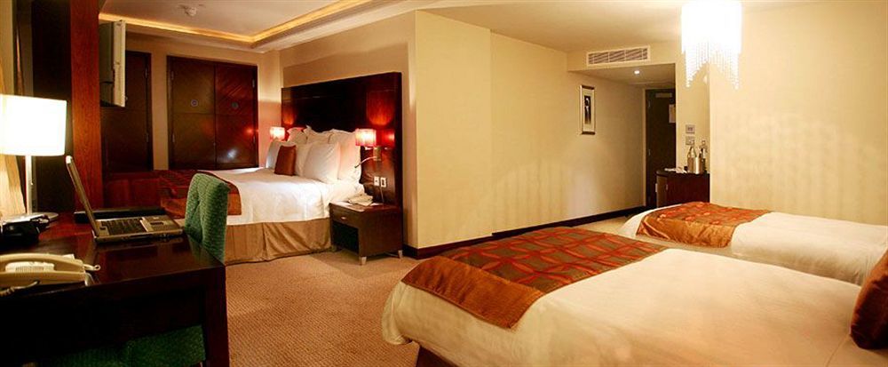 The Savoy Hotel Limerick Ngoại thất bức ảnh A room at the hotel