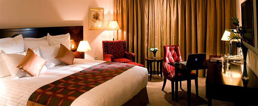 The Savoy Hotel Limerick Phòng bức ảnh A room at the hotel